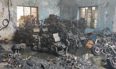 वडोदरा के मकरपुरा जीआईडीसी में वार्ड विजार्ड कंपनी के गोदाम में आग लगने से 150 ई-बाइक जल गई