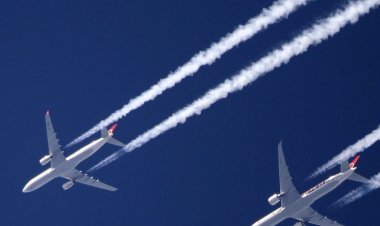 प्लेन के गुजरने के बाद सफ़ेद लाइन क्यों बनती है?