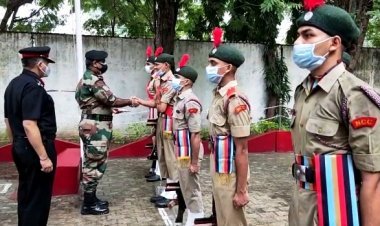 NCC कैडेट्स का निरीक्षण करने पहोंचे मेजर जनरल अरविंद कपूर..