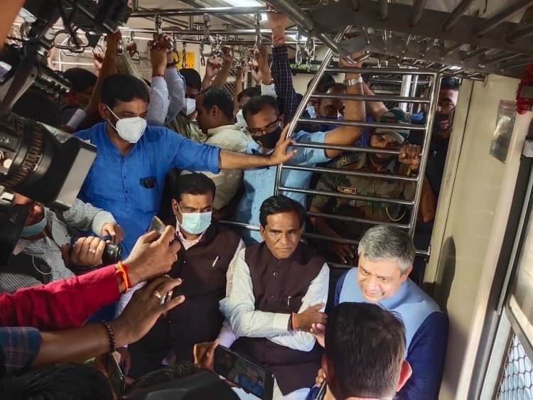 केन्द्रीय रेल मंत्री का लोकल ट्रेन का सफर, जानिए क्या खाया और कैसी रही यात्रा