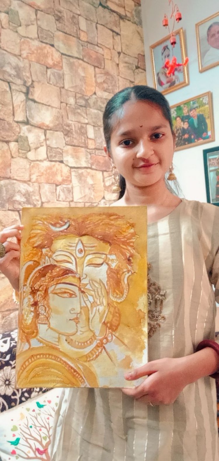 शिवरात्रि के पूर्व बड़ोदा की छात्रा ने किया शिवजी को वंदन;हल्दी और कॉफ़ी से बनाई शिव पार्वती की आर्गेनिक तस्वीर