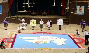 वडोदरा के बीआरजी ग्रुप द्वारा संचालित उर्मी स्कूल में 1225 वर्ग मीटर में विशाल रंगोली बनाकर छात्रों ने दिया वोट देने का दिया संदेश